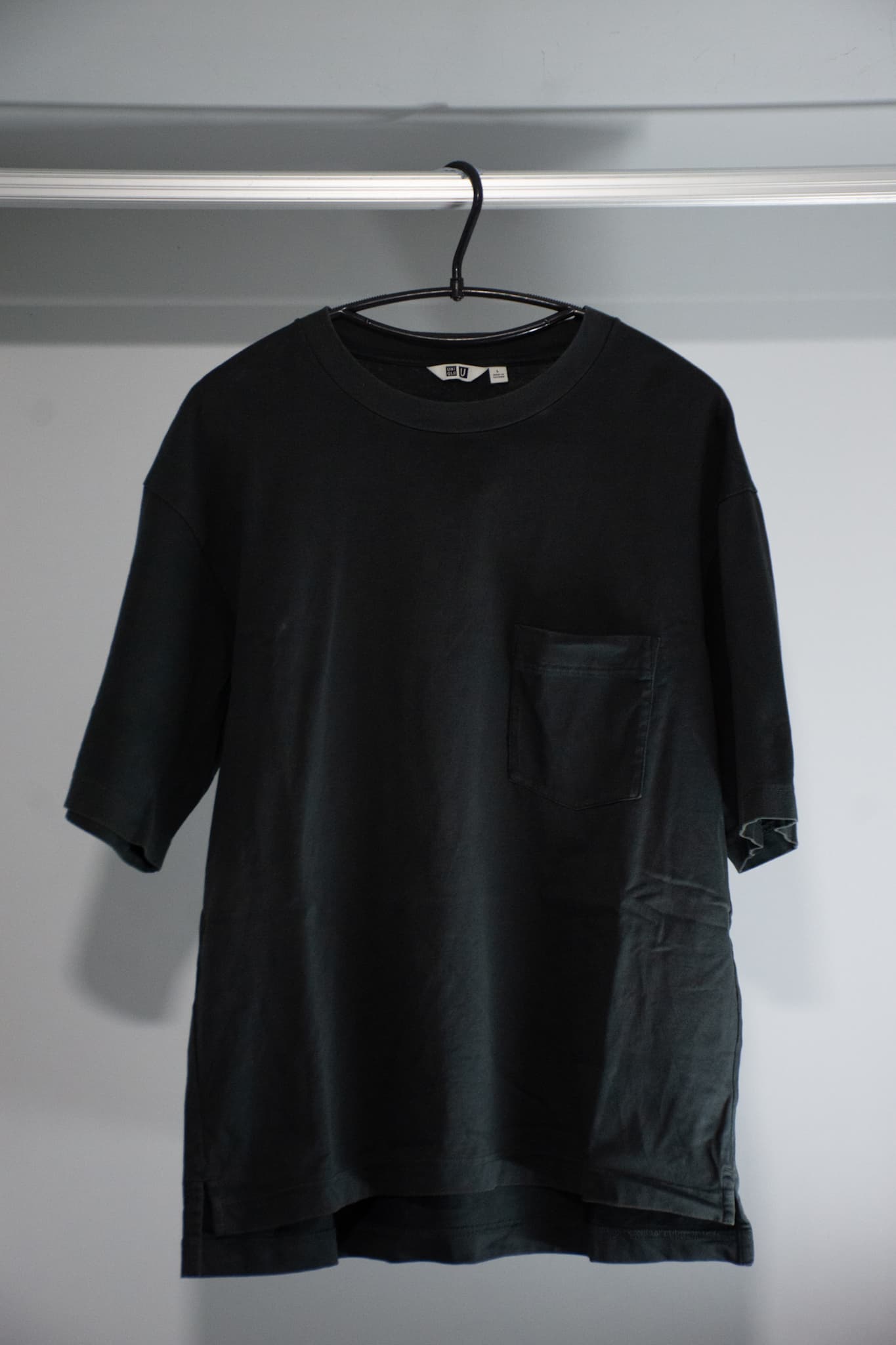 uniqlo dark grey plain tee