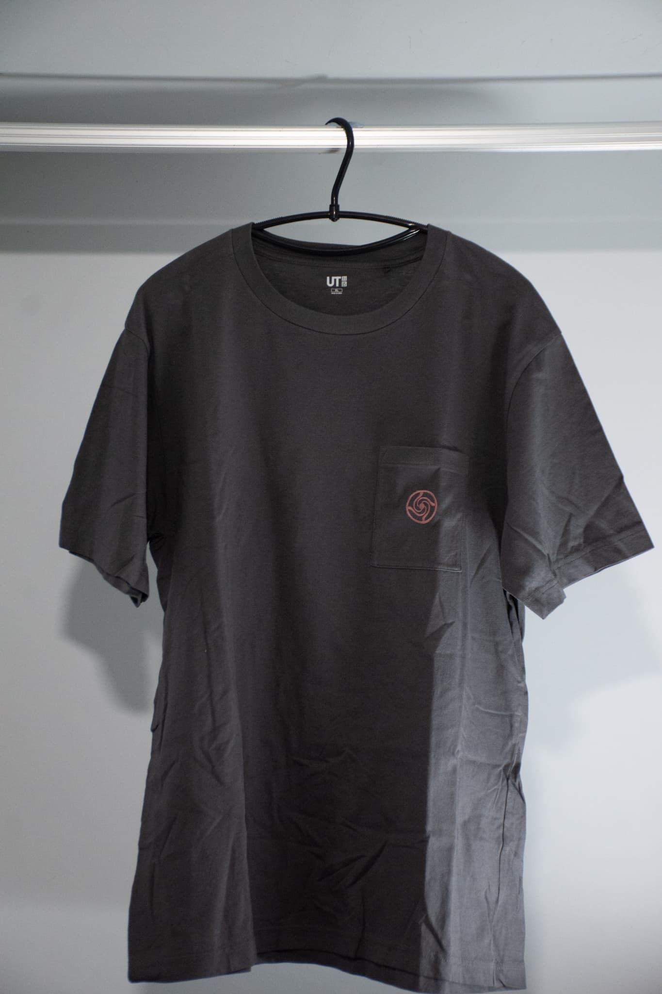uniqlo x jujutsu kaisen graphic tee